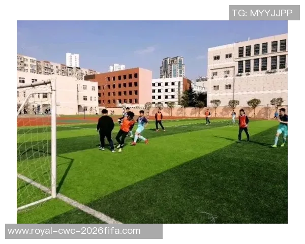 热爱足球的瞬间捕捉精彩图片展现球场激情与团队精神