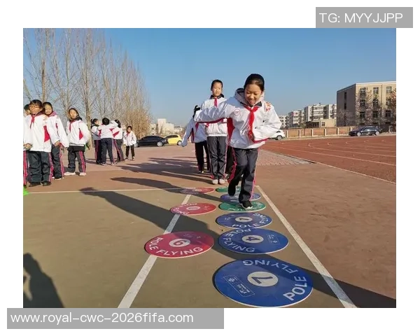 足球宝贝激情演绎钢管舞魅力展现运动与艺术的完美结合